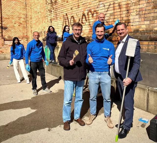So reinigt ein Favoritner die beschmierte Fassade der Kirche St. Anton
