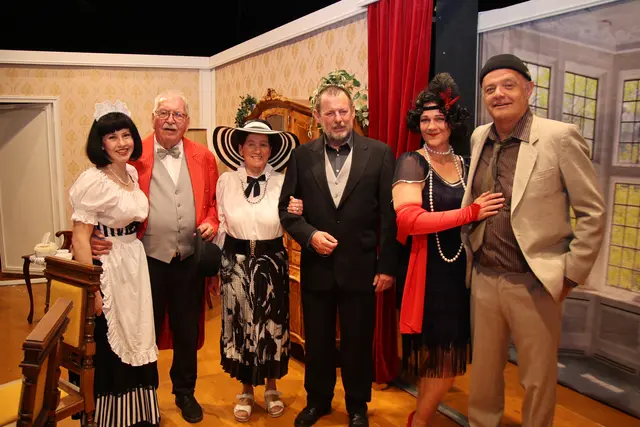 Den Schwank „Die blaue Maus“ inszeniert die Theatergruppe Hallwang im Kulturzentrum unter der Spielleitung von Jakob Gruchmann.