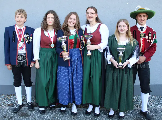 Siegerehrung bei den Jungschützen IV mit Siegerin Valentina Tica und Bataillons-Schützenkönigin Romana Kapferer (beide SK Oberperfuss). | Foto: SK Inzing