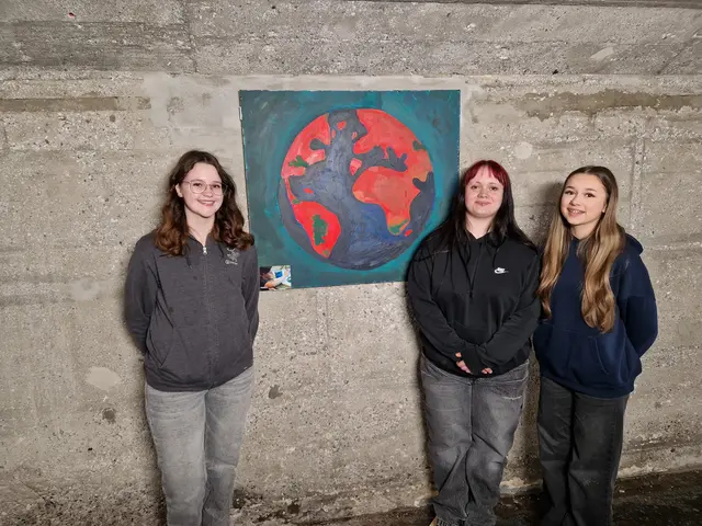 Lina Prantl, Lana Petrovic und Lara Cadez präsentierten ihre Acrylgemälde in der frisch renovierten Unterführung beim Bahnhof Rum. | Foto: Gemeinde Rum/Kendlbacher
