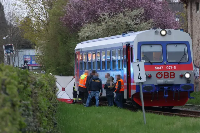 Für einen Mann kam nach der Kollision mit einem Triebwagen der Almtalbahn in Wels jede Hilfe zu spät. | Foto: laumat.at