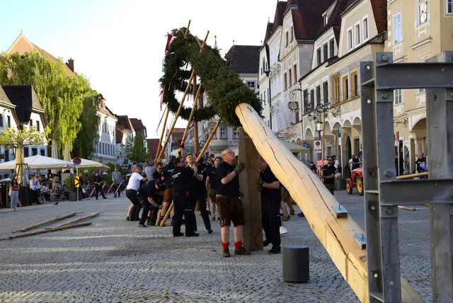 Maibaumaufstellen auf dem Steyrer Stadtplatz