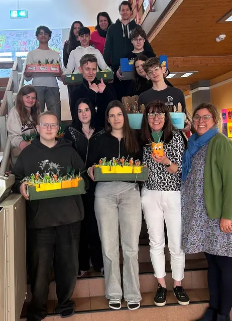 Schüler der KiB 1 und Landessonderschule Hinterbrühl mit (erste Reihe von rechts) Clarissa Kai-Kahl, Sabine Schibl und (hinten auf der Treppe von rechts) Patrick Kraus und Michaela Brunner. | Foto: privat/Kai-Kahl