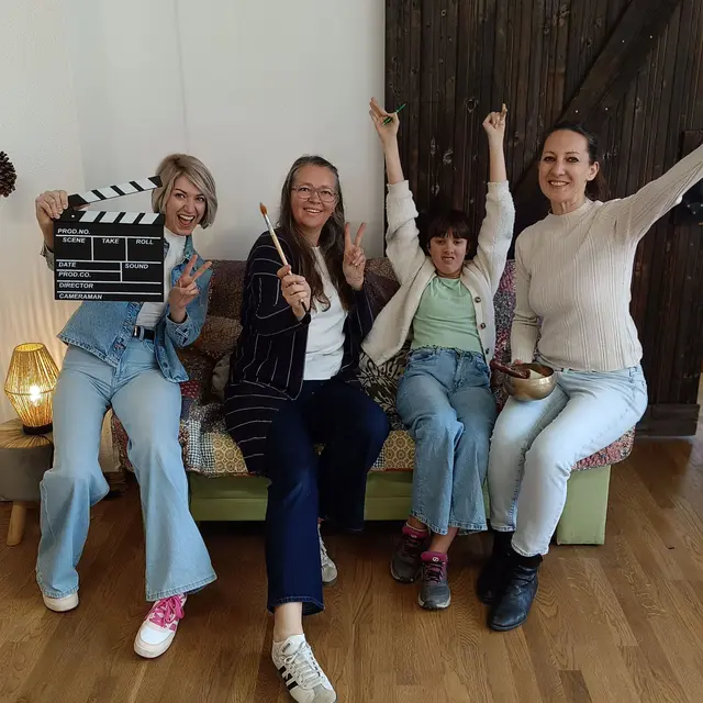 Sie freuen sich schon auf das erste Sommer-Tagescamp in Langenwang: Sängerin, Moderatorin und Schauspielerin Sonja Pöschl, Inhaberin des Anders Art Kreativzentrums in Krieglach Elke Wihsounig, Initiatorin Sabine Putzgruber-Bauer und Tochter Kristin. | Foto: Putzgruber-Bauer