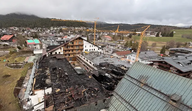 Die Zerstörung am Dienstagmorgen. Ein Übergreifen auf die Kirche konnte verhindert werden.  | Foto: MeinBezirk/SPRENGER