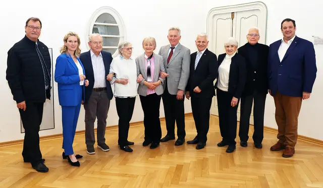 Karin und Walter Hampl (Paar Mitte) feierten ihre Goldene Hochzeit, Eva-Maria und Wilhelm Koss (Paar links ) ihre Diamantene Hochzeit und Anna und Ewald Lampel (Paar rechts) ihre Eiserne Hochzeit. Zu diesen besonderen Ehejubiläen gratulierten Bürgermeister Johann Zeiner, Vizebürgermeisterin Michaela -Haidvogel sowie die Gemeinderäte Michael -Capek, Wolfgang Bernhuber und Markus Waldner. | Foto: Marktgemeinde Maria Enzersdorf