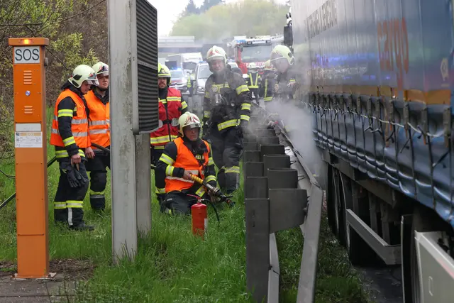 Überhitzte Bremsen bringen einen Lkw auf der A8 bei Krenglbach auf der Fahrbahn zum Stehen. | Foto: laumat.at