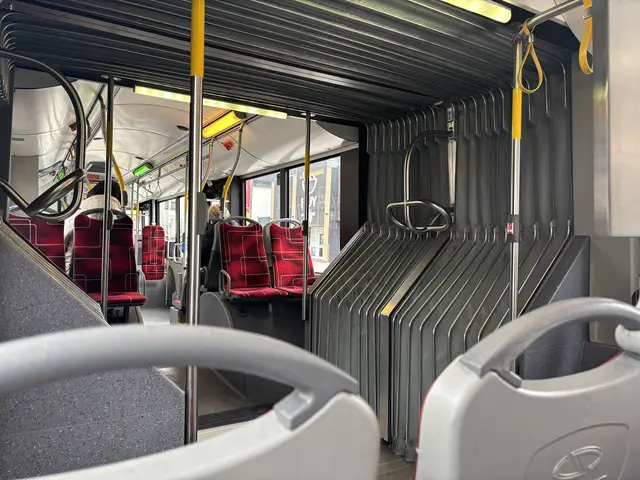 Damit die Fahrt in den Öffis für alle Teilnehmer und Teilnehmerinnen entspannt wird, sollte man gewisse Dinge nicht machen.  | Foto: Sabrina Moriggl