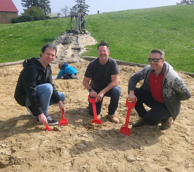 Gemeinderat Stefan Vouk, Gemeinderat Günter Kassan und Bürgermeiser Clemens Nagel freuen sich über die "fitten" Spielplätze.  | Foto: Gemeinde Leopoldsdorf