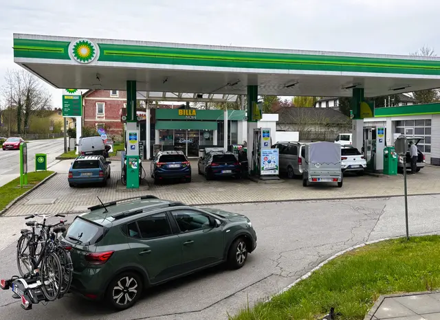 Tanktourismus in Schärding boomt: Das schöne Wetter zum Wochenende und fast leere Autotanks lockten wieder viele Bayern, zum Teil mit Kanistern ausgestattet, zum Tanken nach Schärding zu fahren.  | Foto: Gruber