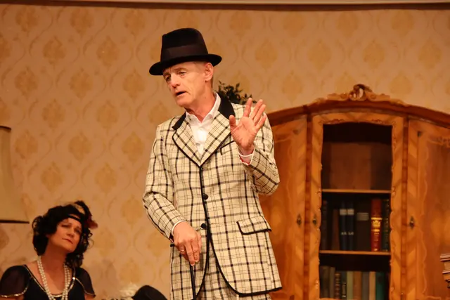 Schwank in vier Akten mit Theaterleiter Paul Gollackner.