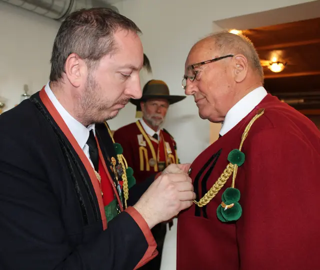 Franz Kämpf (SK Inzing) gewann nicht nur bei den Veteranen, sondern holte mit dem besten Tiefschuss auch die Veteranen-Schützenkette. | Foto: SK Inzing