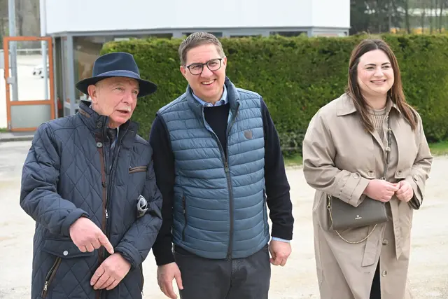 Karl Moisl (l.) zeigte Bürgermeister Andreas Rabl (2. v. r.) alle Neuheiten. | Foto: FPÖ