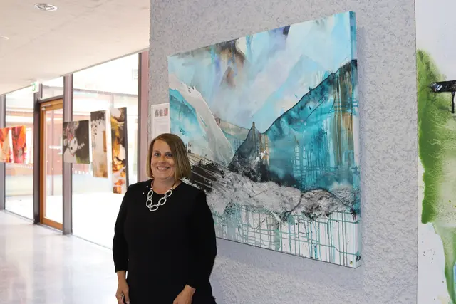 Heidi Rainalter stellt ihre kraftvollen und farbenfrohen Werke noch bis Anfang August in der BH Landeck aus.  | Foto: Elisabeth Zangerl