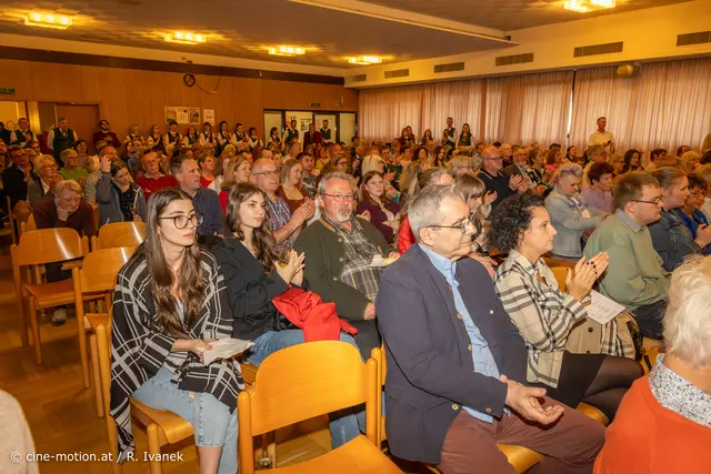 Mitklatschen - auch der Obmann von Segelclub Johann Steiner (3ter in der 3. Reihe) ist mit dabei. | Foto: cine-motion.at / R. Ivanek