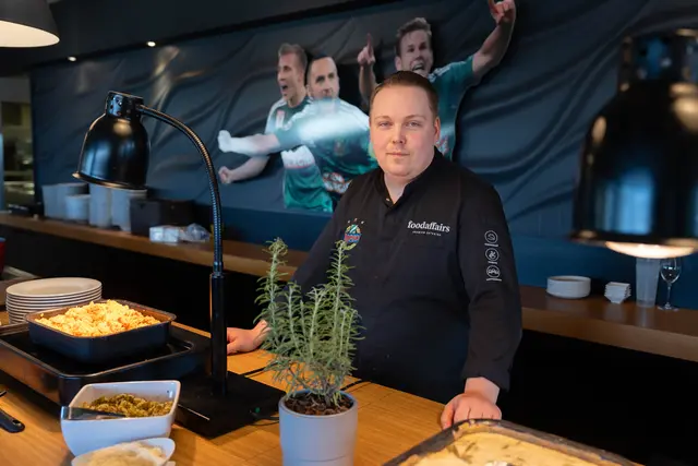 Koch Kevin Kumba befüllt das Buffet mit selbstgekochten Schmankerl. Sein Favorit: Das Wiener Schnitzel.  | Foto: Sade Jerabek/MeinBezirk