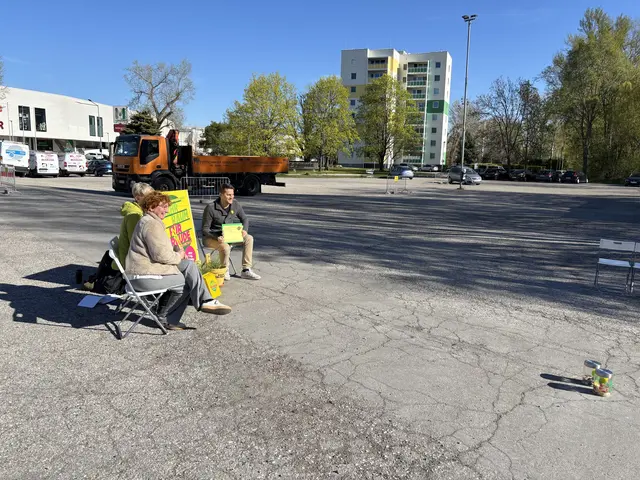 Auf dem asphaltierten Eisstockplatz. | Foto: Zezula