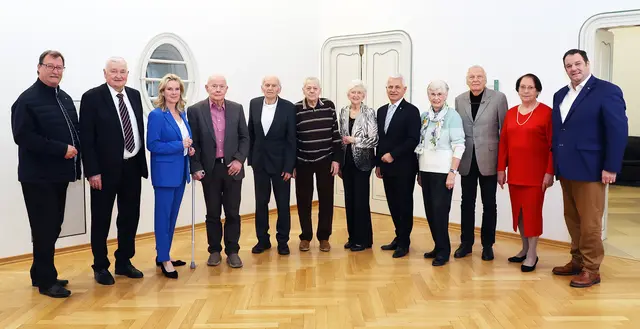 Alles Gute zum 85. Geburtstag: Peter Ertl, Franz Rabatsch, Herbert Handler, Erwin Zita, Gertraud Voykowitsch, Brigitte Hauer, Sven Jegan und Gerda Melkowitsch | Foto: Marktgemeinde Maria Enzersdorf