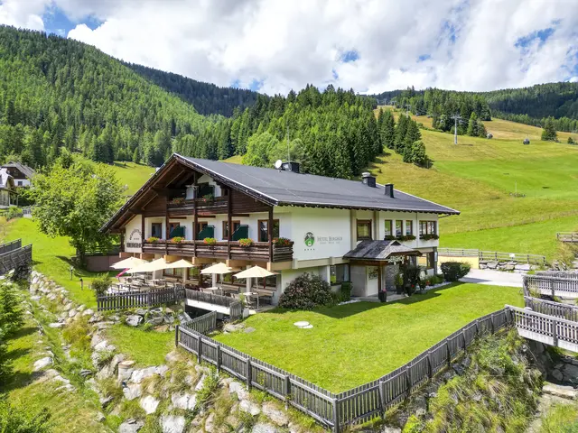 Das Hotel Garni Berghof in Bad Kleinkirchheim. Spazierwege und ein Bachzugang befinden sich direkt beim Haus und seit August 2025 ergänzt eine 3.000 Quadratmeter große eingezäunte Freilaufwiese das Angebot. | Foto: Hotel Garni Berghof