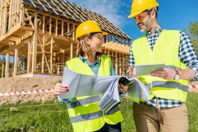 Der Traum vom Haus bringt eine Vielzahl an finanziellen Herausforderungen mit sich. Gute Planung ist dabei das A und O, um böse Überraschungen zu vermeiden. | Foto: Adobe Stock/leszekglasner