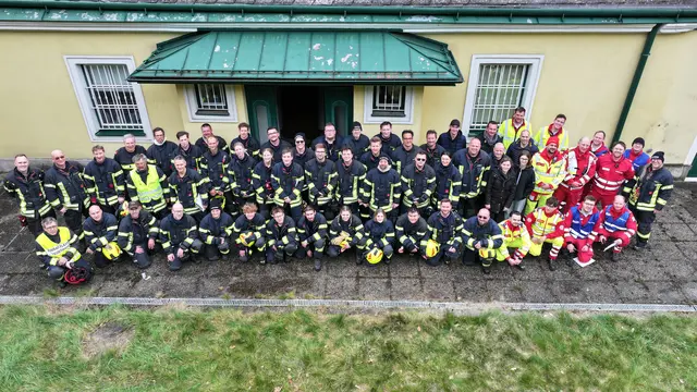 Das Team der Freiwilligen Feuerwehr Purkersdorf mit dem Roten Kreuz. | Foto: zVg FF Purkersdorf