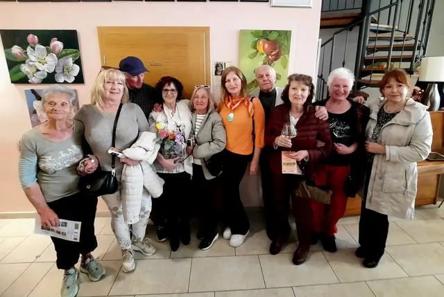 Die KünstlerInnen des Künstlerclubs DABLO aus Brda mit Präsidentin Alda Grudina und Helena Petrovčič und ihren Werken.