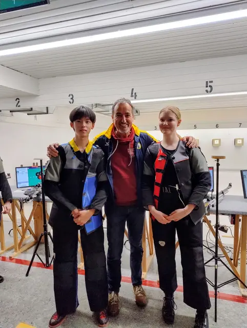 Alejandro Wuwu und Diana Liebhard mit OSchM Theodor Wedenig. Beide Teilnehmer der Österr. Meisterschaften