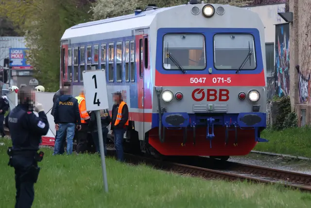 Für einen Mann kam nach der Kollision mit einem Triebwagen der Almtalbahn in Wels jede Hilfe zu spät. | Foto: laumat.at