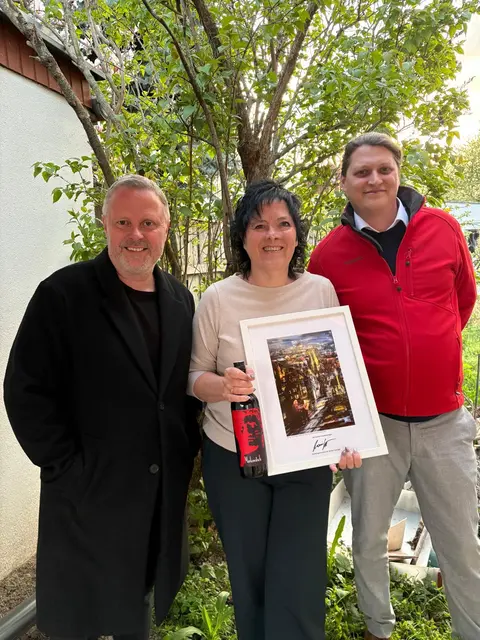 Vizebürgermeister  Rainer Spenger und Gemeinderat Michael Mayer (beide SPÖ) gratulierten Karin Mech zum 60. Geburtstag. | Foto: SP WRN