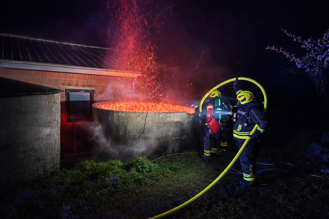 Silobrand hielt in der Nacht drei Feuerwehren in Atem