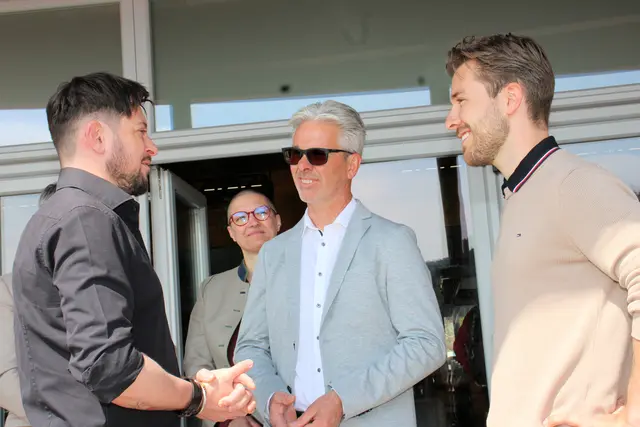 WKO-Obmann-Stellvertreter Georg Reschen gratulierte Gerd Hösele und Yanick Pfaffen. | Foto: Cescutti