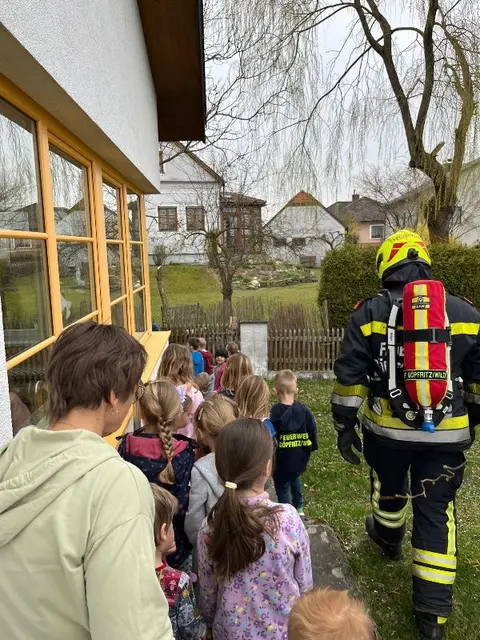 Kinder lernen spielerisch den Alltag der Feuerwehr kennen. | Foto: Freiwillige Feuerwehr Göpfritz/Wild