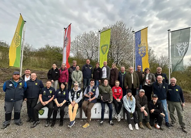 Thomas Hutterer, Oberschützenmeister Josef Kohzina, Peter Milosits, Thomas Exler, Linda Exler, Alena Degen-Necas, Andrea Meißl, Werner Knoth, Alex Hutterer, Sibel Illcali, Franz Manlig, Gabi Ullmann, Birgitt Kubjacek, Bernhard Franek, Theo Marschitz, Helga Proschinger, Valentina Ertl, Manfred Pospischill, Erich Grünwald, Hannah Grath, Karl Wimmer, Harald Hlavacek, Michaela Haller, Peter Grath, Franz Jahn, Walter Ofenauer, Helmut Marschitz. | Foto: Christine Kohzina
