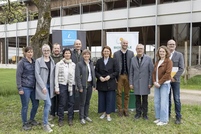 Die Projektbeteiligten von "Biodiversität im Grünland" trafen sich am Loisnhof für einen erste Zwischenbilanz.  | Foto: Land OÖ/Haag