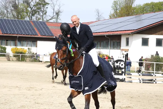 Peter Brauneis gewinnt den Preis von mantlik.kainz im Reitsportzentrum im Schlosspark.  | Foto: M&E 4 U Foto
