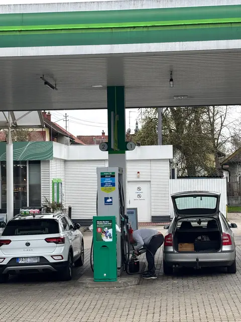 Die Tanktouristen füllten auch wieder in Kanistern den Sprit ab.  | Foto: Gruber