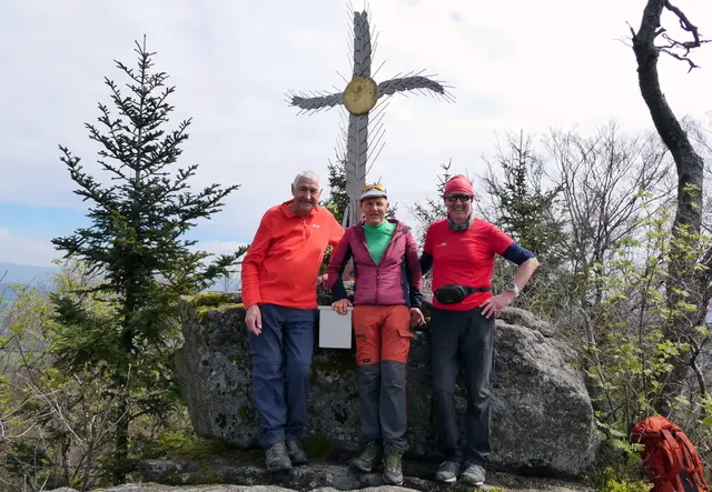 Unser Tourenguide Heinz (Mitte) mit Johann und mir beim Gipfelkreuz auf dem Toberspitz