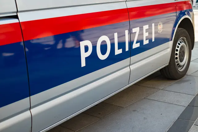 Mopedfahrerin (17) stürzt nach Zusammenstoß mit Pkw in Villach