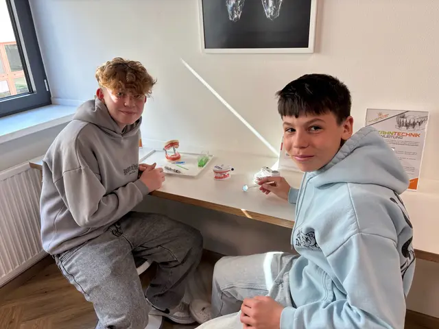Zahntechniker von morgen: René Patscheider und Maxi Heiny. | Foto: WKB