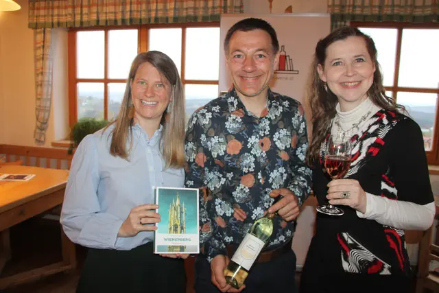 Andrea und Andreas Posch mit der Autorin Mina Albich (v.l.) bei der Lesung am Weinhof Posch. | Foto: Josef Hofmüller