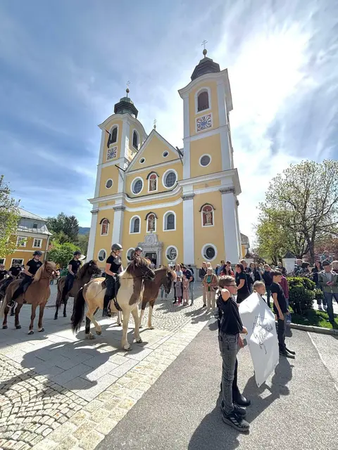 Georgiritt und buntes Frühlingsfest in St. Johann