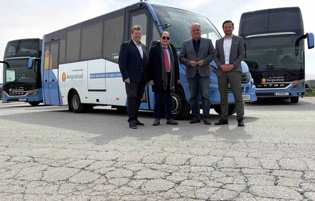 Bereichsleiter Technischer Betrieb, Alfred Bruckner, K-Bus-Eigentümer Stefan Kutsenis sen. und die beiden VBB-Geschäftsführer Wolfgang Werderits und Johannes Jandrisevits bei der Busübergabe. | Foto: Verkehrsbetriebe Burgenland