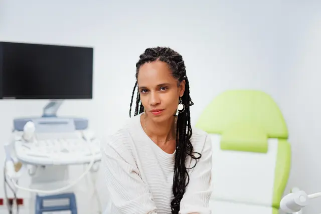Die Gynäkologin Kehinde Wewe aus Scheibbs hat mit "grlztalk" einen Podcast zu  Themen wie "Pubertät, Periode und Verhütung" für alle Mädchen und jungen Frauen ins Leben gerufen. | Foto: Markus Morawetz/grlztalk.at