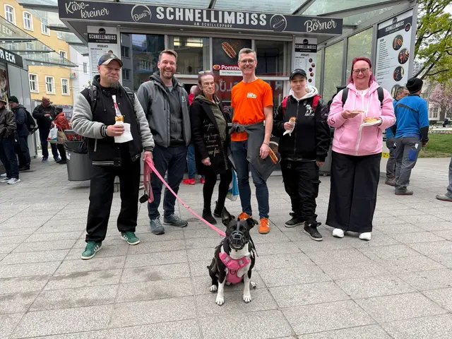 Manuel Krautgartner (2.v.l.) und Joachim Aigner (3.v.r.) waren bei der Aktion beim Schillerpark dabei. | Foto: MFG Oberösterreich