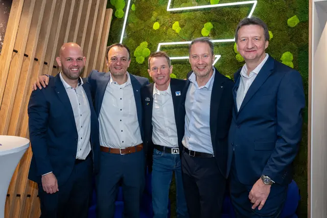 Kundenberater Patrick Volkmann, Filialleiter-Stellvertreter Christoph Gabler, Stargast Andreas Goldberger, Regionaldirektor Wolfgang M. Weidinger und Filialleiter Gerhard Erdinger. | Foto: Christian Freitag