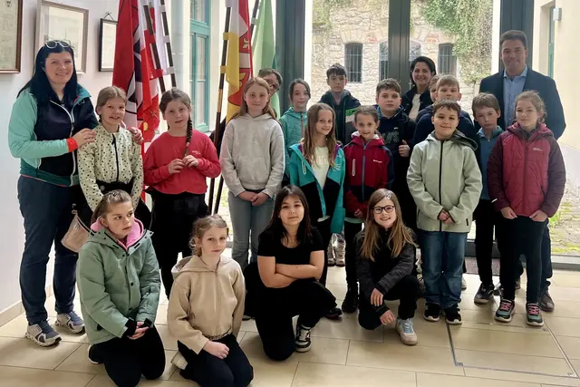 Die 3. Klasse der Volksschule Lilienfeld mit Pädagogin Ramona Weiss und Direktorin Claudia Auer zu Besuch bei Bürgermeister Manuel Aichberger im Gemeindeamt. | Foto: Stadtgemeinde Lilienfeld