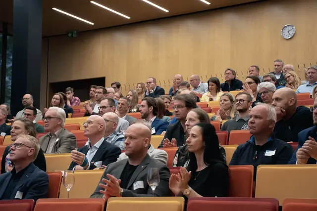 Zahlreiche Besucher verfolgten die Diskussionen mit großem Interesse. | Foto: Felix Schadinger