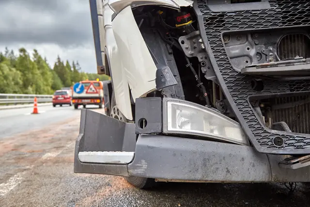 Der 61-jährige Lkw-Lenker habe das Asfinag-Fahrzeug zu spät wahrgenommen. (Symbolfoto) | Foto: stock.adobe.com/at/ jteivans 