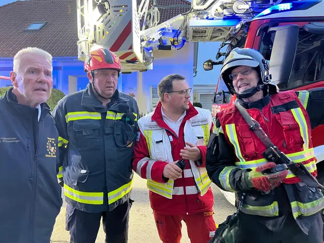 Einsatzstab der Feuerwehr mit Bürgermeister und Bezirksfeuerwehrkommandant. | Foto: FF WRN