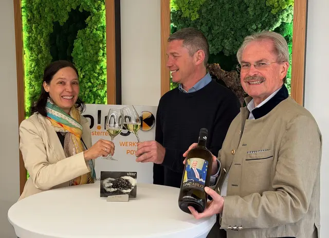 Die Winzer Christina und Robert Schodl mit Landtagspräsident Karl Wilfing.  | Foto: Schultes